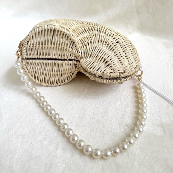 Haute Hippie Cream Woven Wicker Shell-Shaped Purse w/ Faux Pearl Handle - Picture 2 of 7